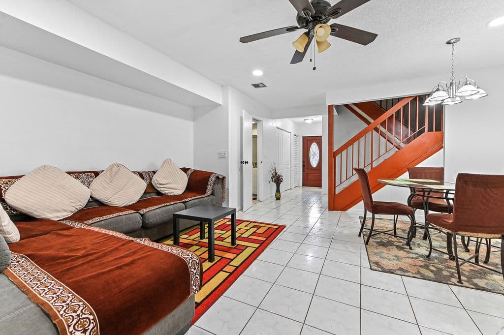 3+1 Mülk — 7904 SW 8th Street