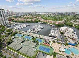 1-bedroom Condo — 19707 Turnberry Way #Phc, Miami, 33180