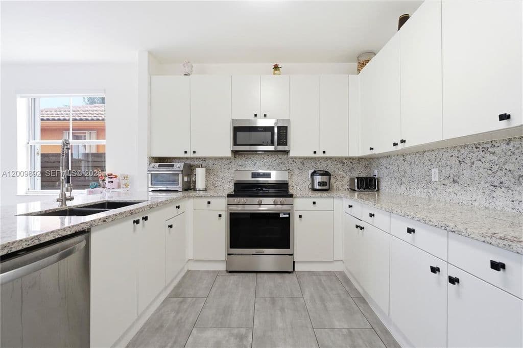 4+1 Müstakil ev — 11090 NW 84th St