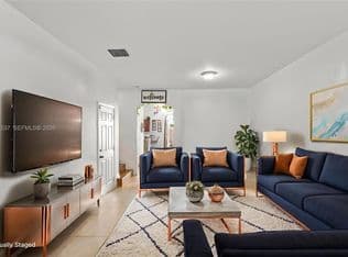 4+1 Townhouse — 12958 SW 135th St, Miami, 33186