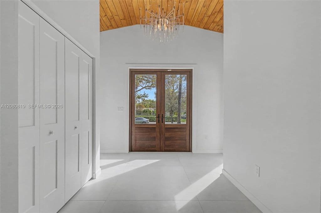 5-bedroom Single-Family Home — 12940 SW 73rd Ave