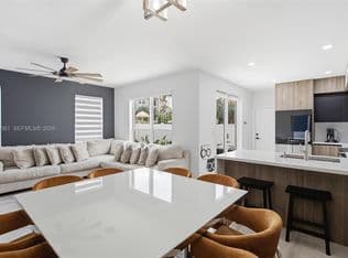 4-bedroom Townhouse — 16930 SW 90th St, Miami, 33196