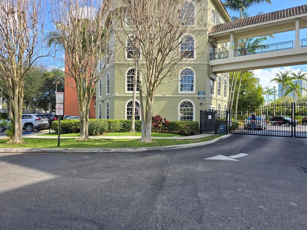 2+1 Condo — 1640 Presidential Way #403
