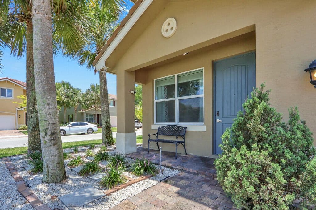 5-bedroom Single-Family Home — 4701 Foxtail Palm Court
