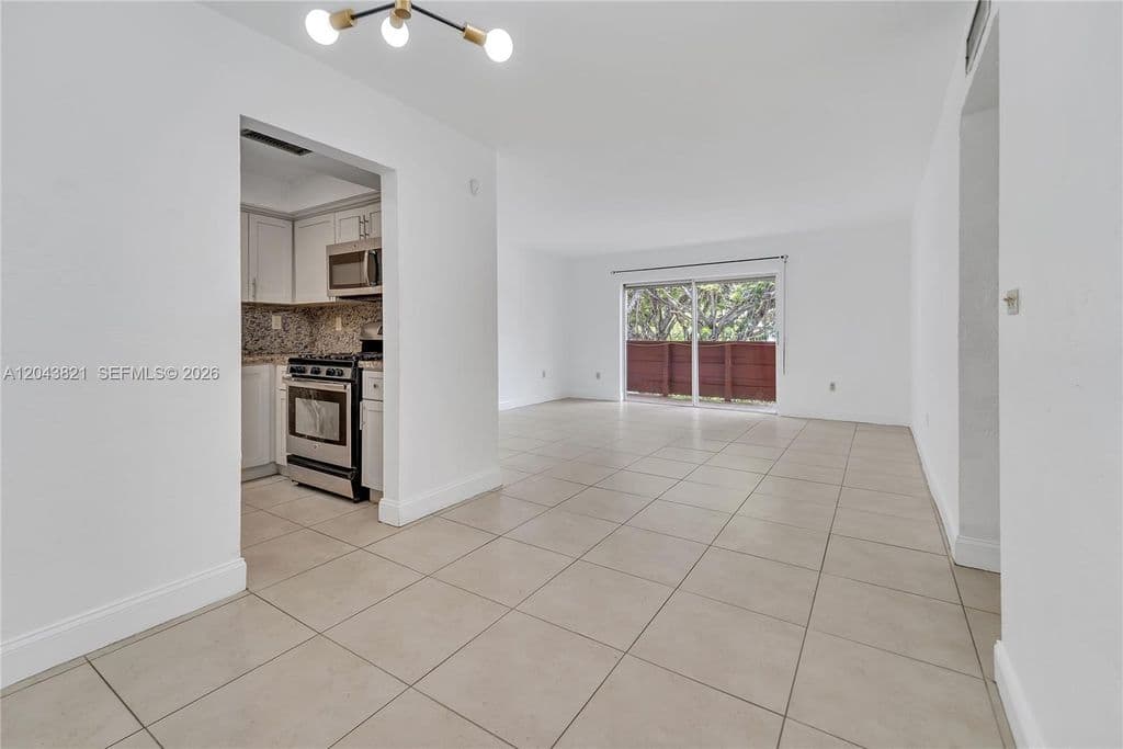 2+1 Condo — 1205 Mariposa Ave APT 307