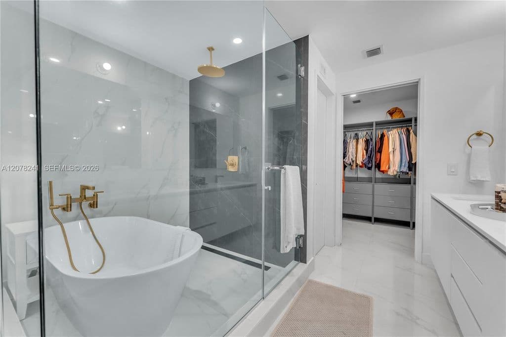 3-bedroom Condo — 700 NE 24th #1405