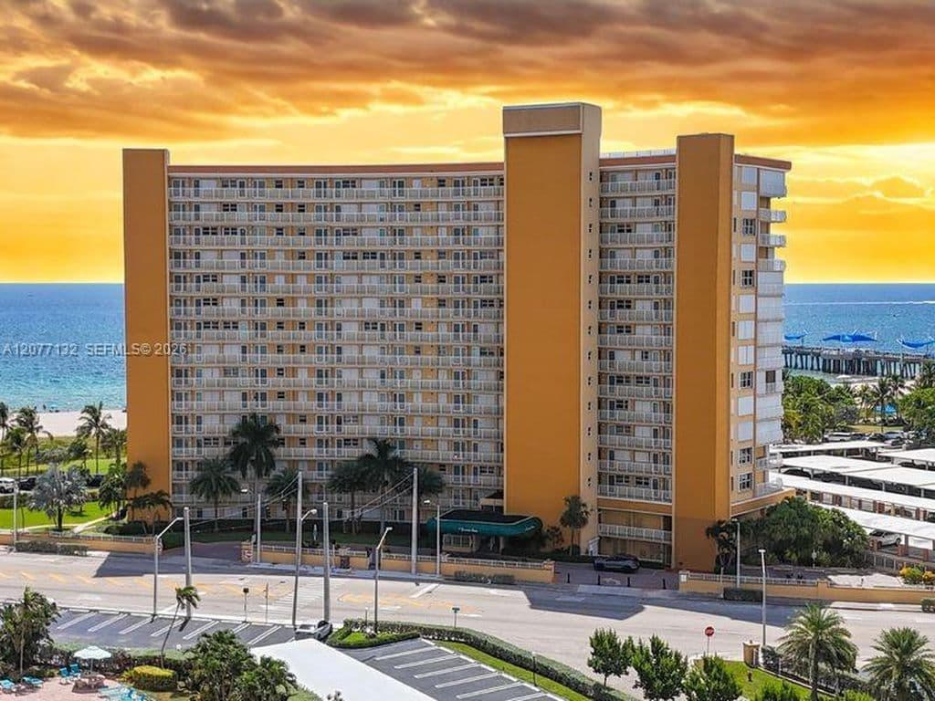 2-bedroom Condo — 328 N Ocean Blvd APT 302