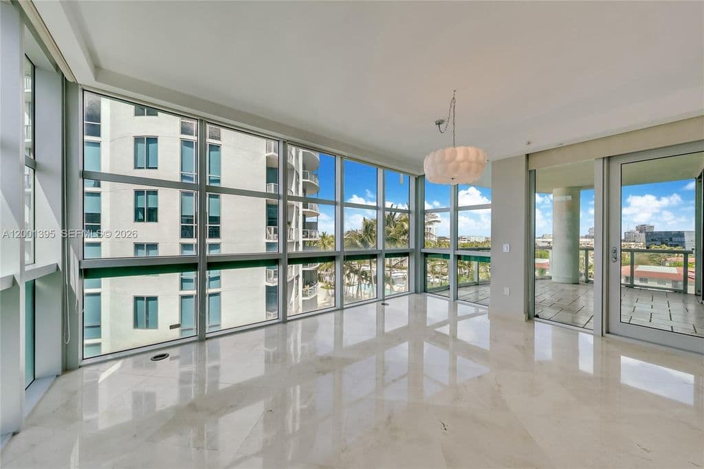 3-bedroom Condo — 3131 188th St APT 1808