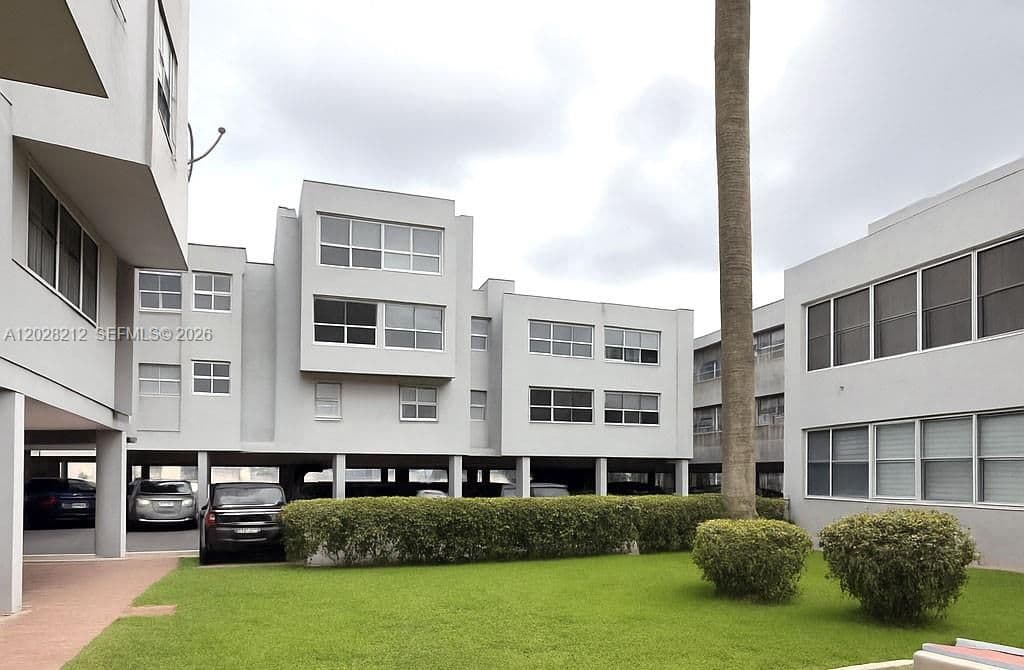 2+1 Condo — 1555 W 44th Pl APT 203