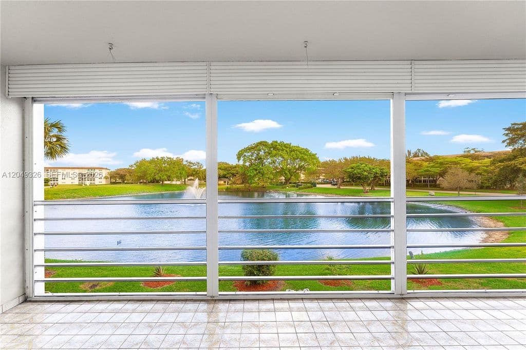 2+1 Condo — 4301 Martinique Cir APT H2