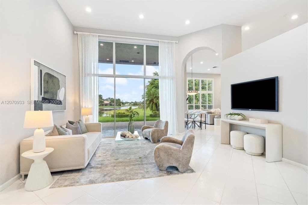 4-bedroom Single-Family Home — 2733 Meadowood Dr