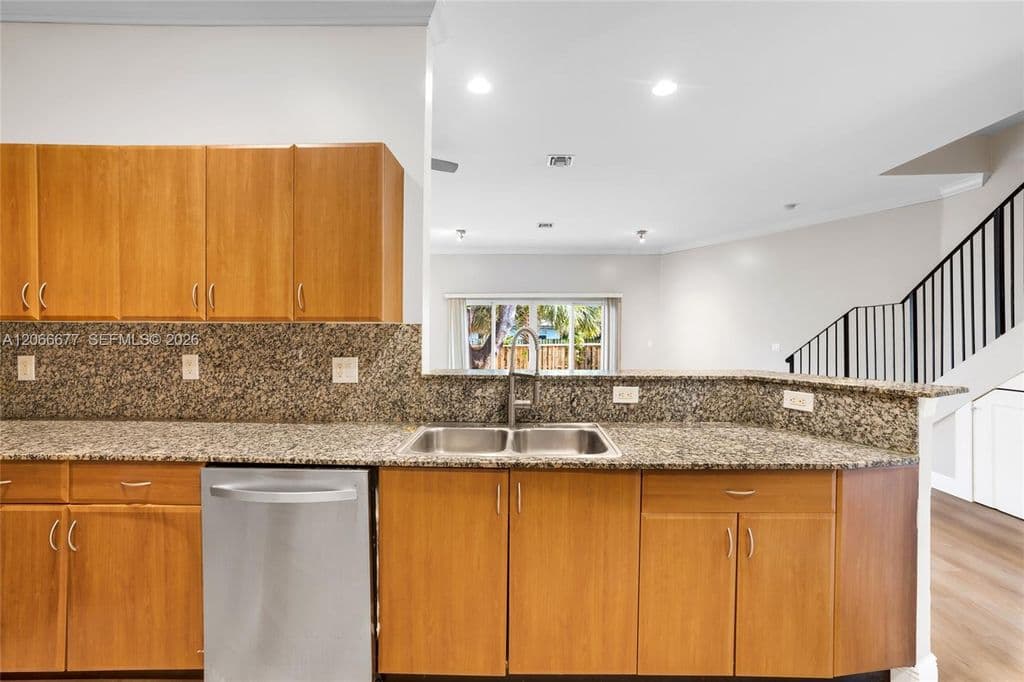 3+1 Mülk — 2929 SW 18th Ter