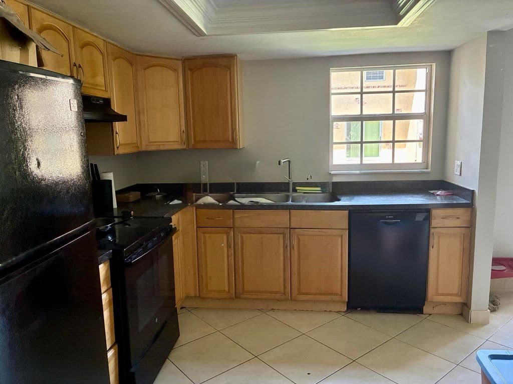 3-bedroom Condo — 3056 RIVERSIDE #1C