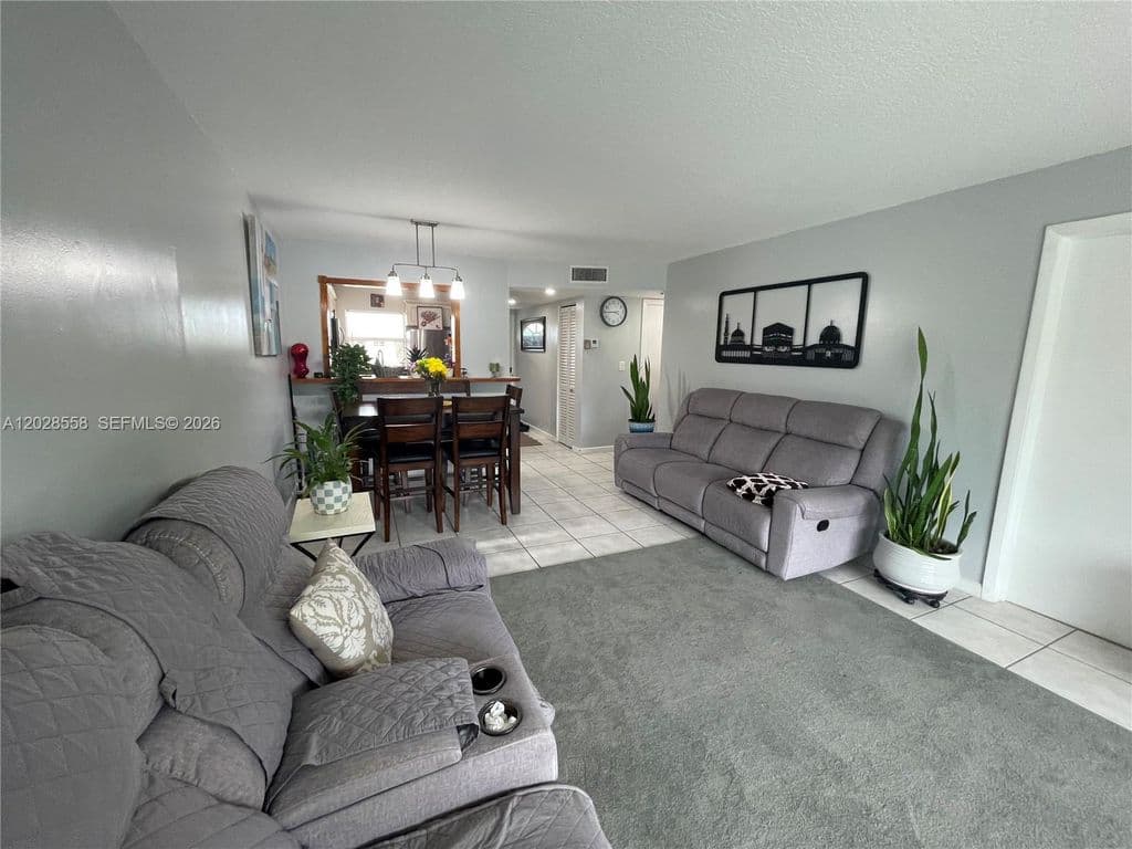 2-bedroom Condo — 9281 Sunrise Lakes Blvd APT 209
