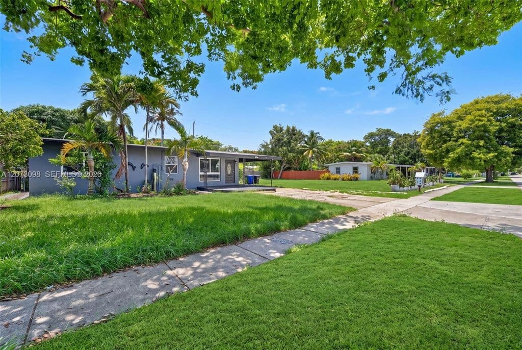 4+1 Müstakil ev — 1616 SW 9th St