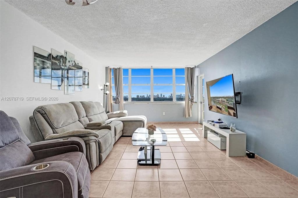 1+1 Condo — 1351 NE Miami Gardens Dr APT 1504E