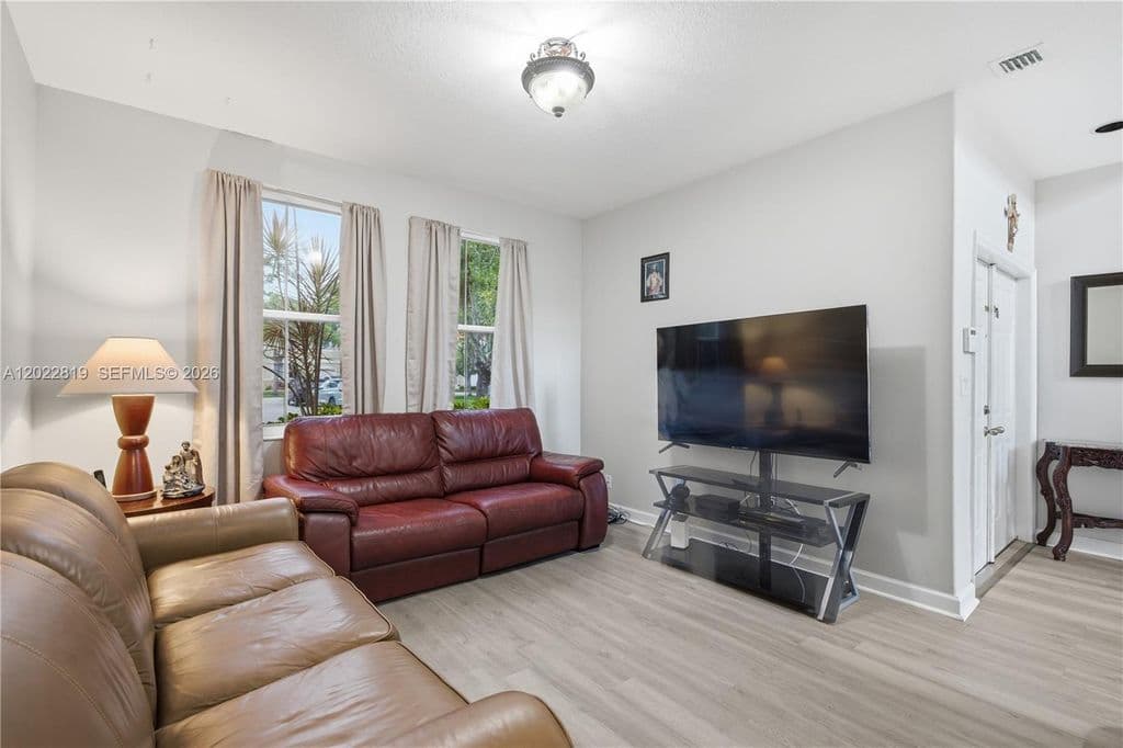 3+1 Müstakil ev — 16928 SW 35th St