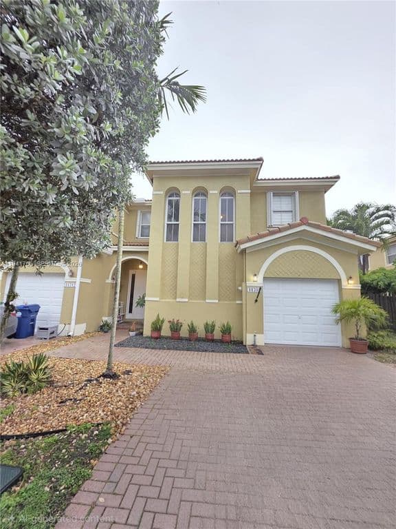 3+1 Mülk — 11702 SW 137th Pl