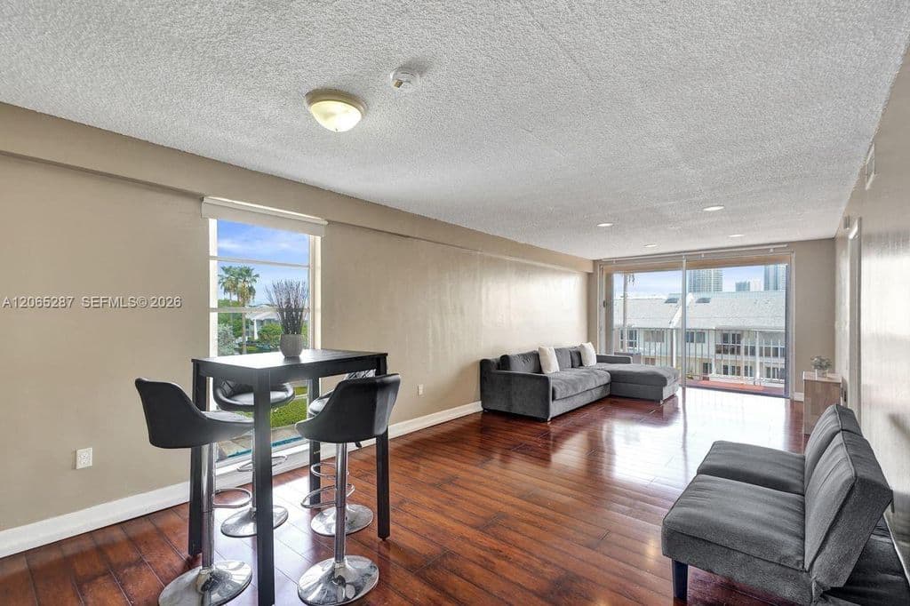 1+1 Condo — 3716 NE 168th St APT 301