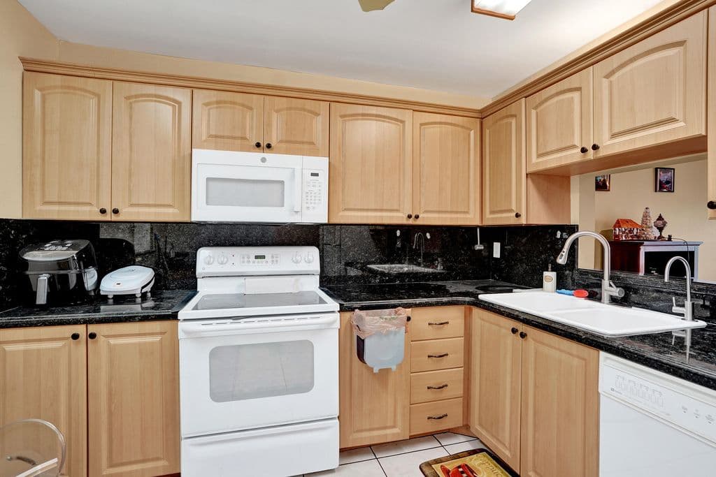 2+1 Condo — 8801 NW 38th Drive #204b