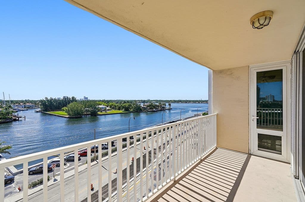 2+1 Condo — 1401 S Ocean Drive #704
