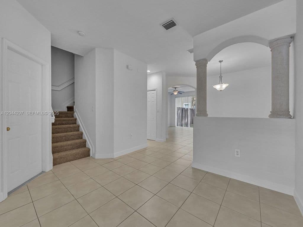 4+1 Mülk — 2482 SE 15th Ct