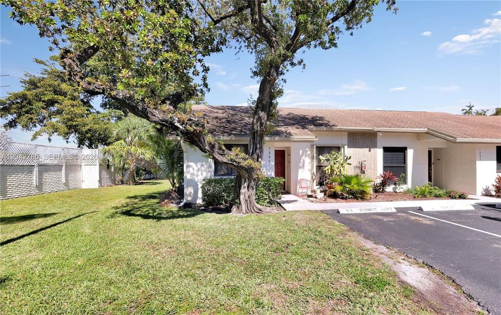 2-bedroom Condo — 3064 S Oakland Forest Dr APT 1006