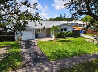 3+1 Müstakil ev — 4621 Johnson St, Hollywood, 33021