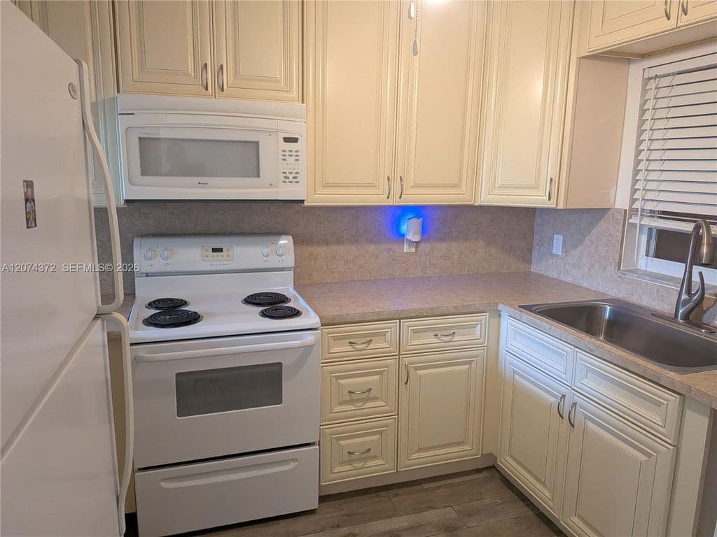1-bedroom Condo — 9471 Evergreen Pl APT 106