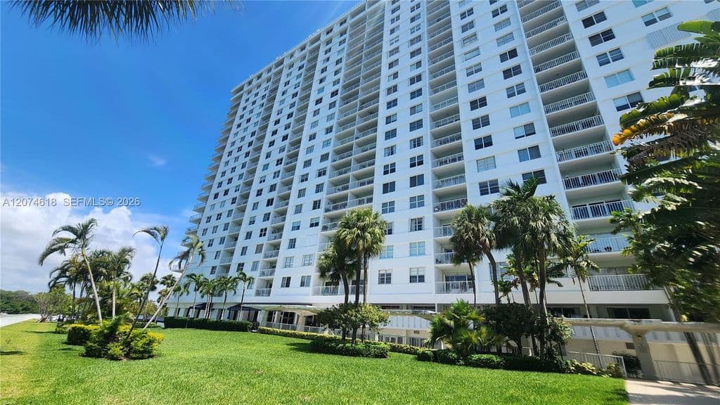 1+1 Condo — 500 Bayview Dr APT 1725