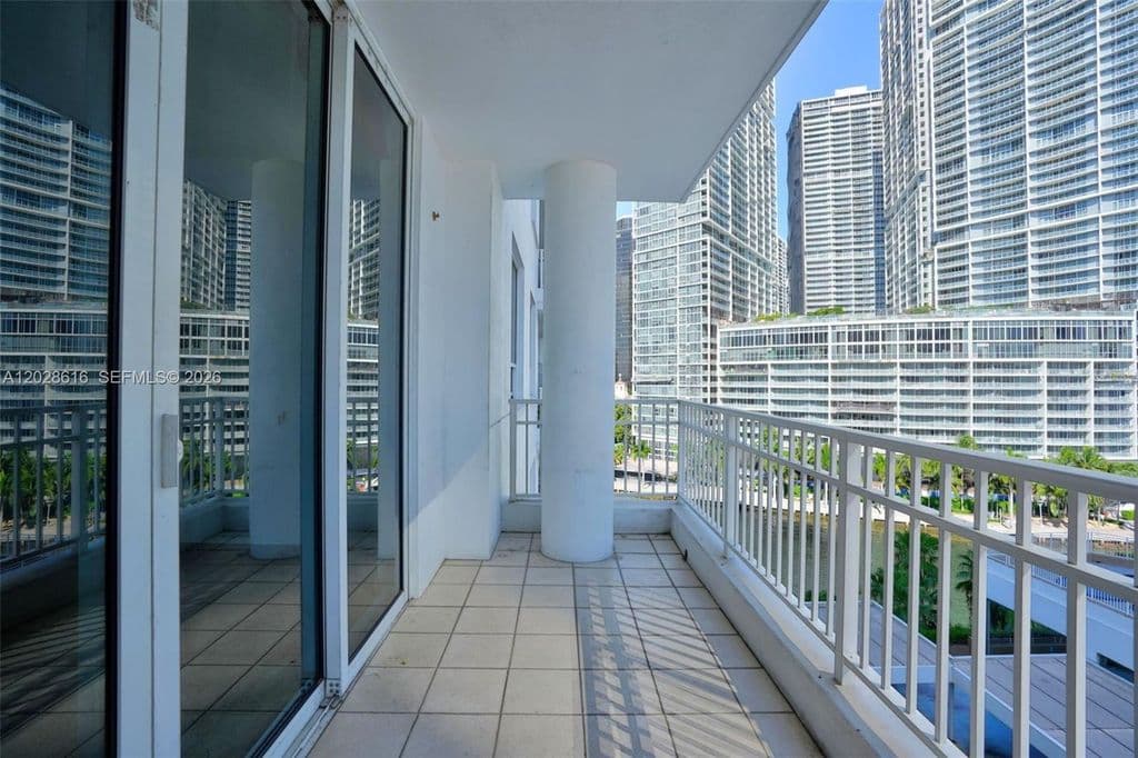 1-bedroom Condo — 801 Brickell Key Blvd APT 906