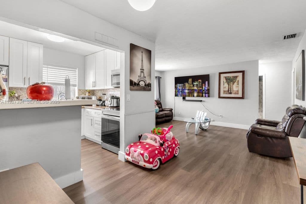 3+1 Mülk — 11413 SW 148th St
