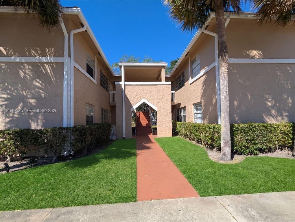 2-bedroom Condo — 807 Twin Lakes Dr #32-G