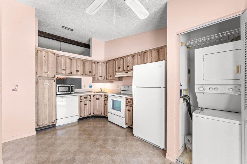 2-bedroom Condo — 1024 Green Pine Boulevard #I