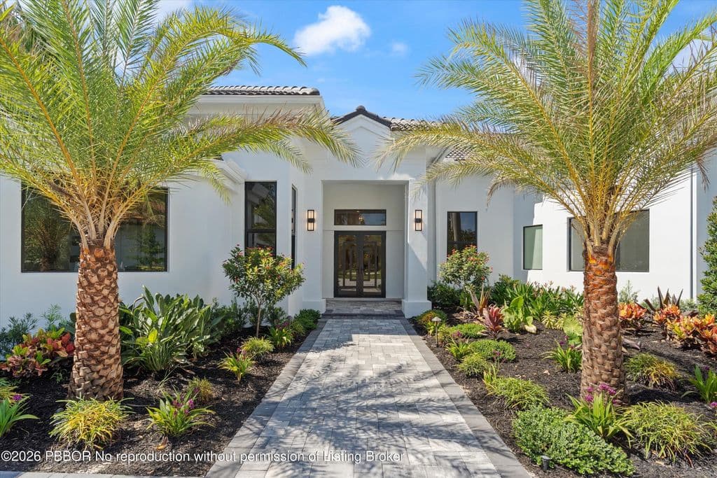 5-bedroom Single-Family Home — 2525 Seminole Cir