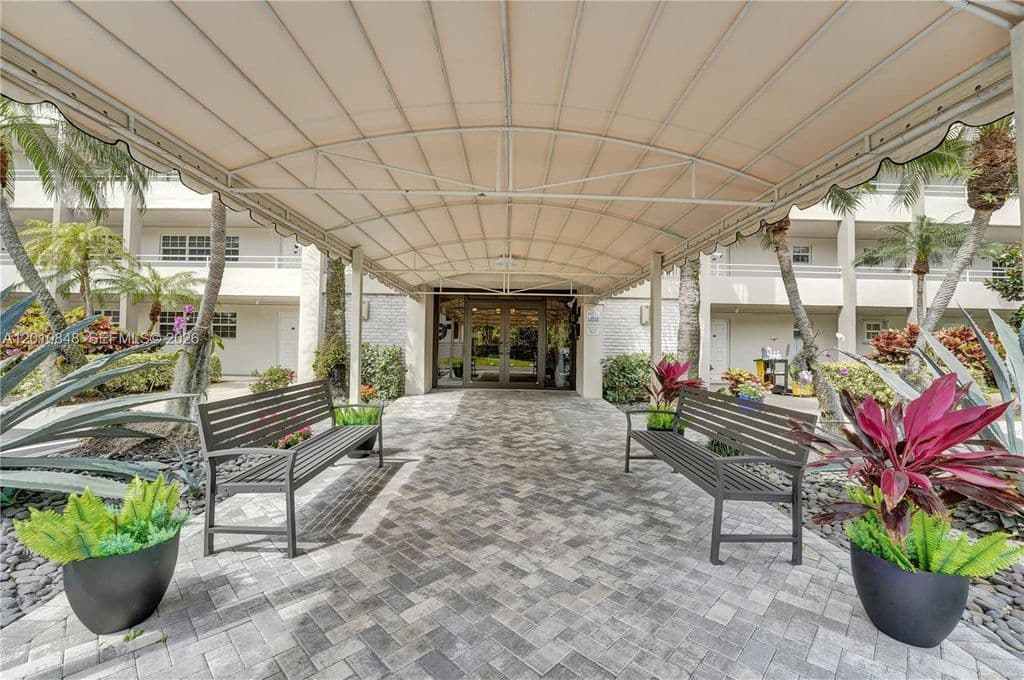2+1 Condo — 575 Oaks Ln APT 508