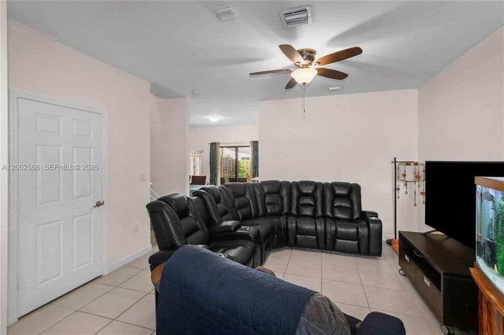 3+1 Mülk — 12758 SW 230th St