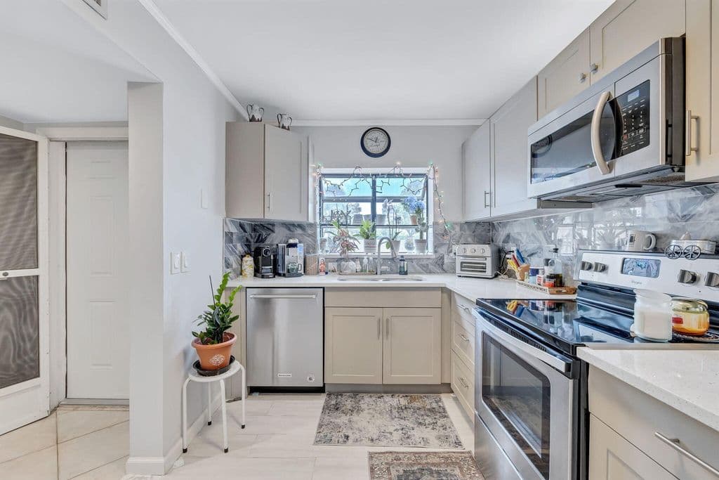 2+1 Condo — 305 CONGRESSIONAL Way