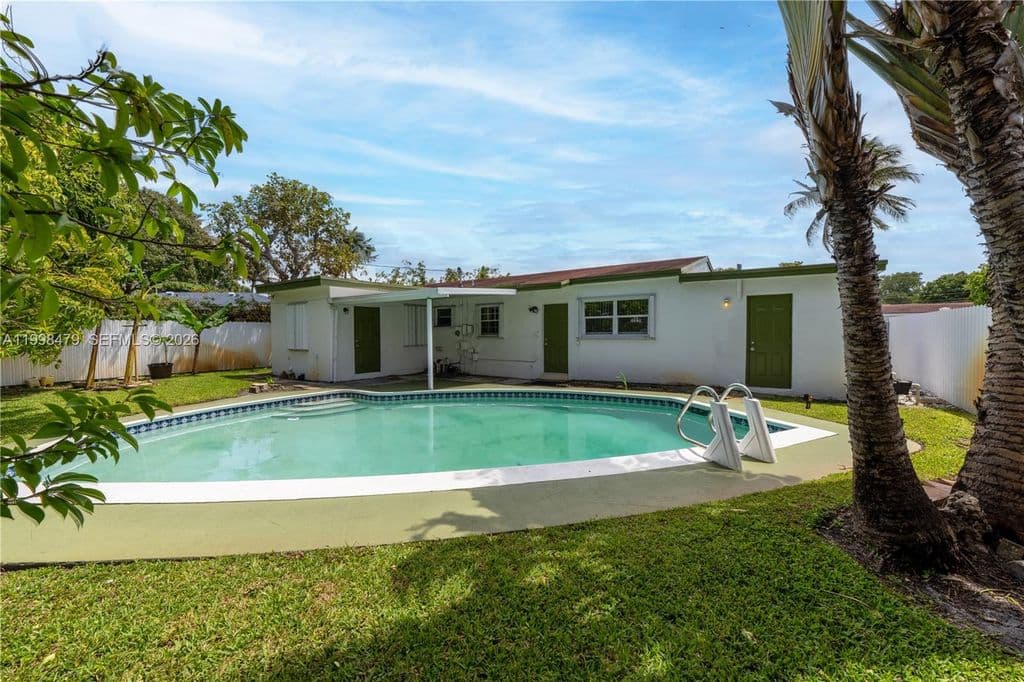 3+1 Müstakil ev — 807 SW 26th Ct