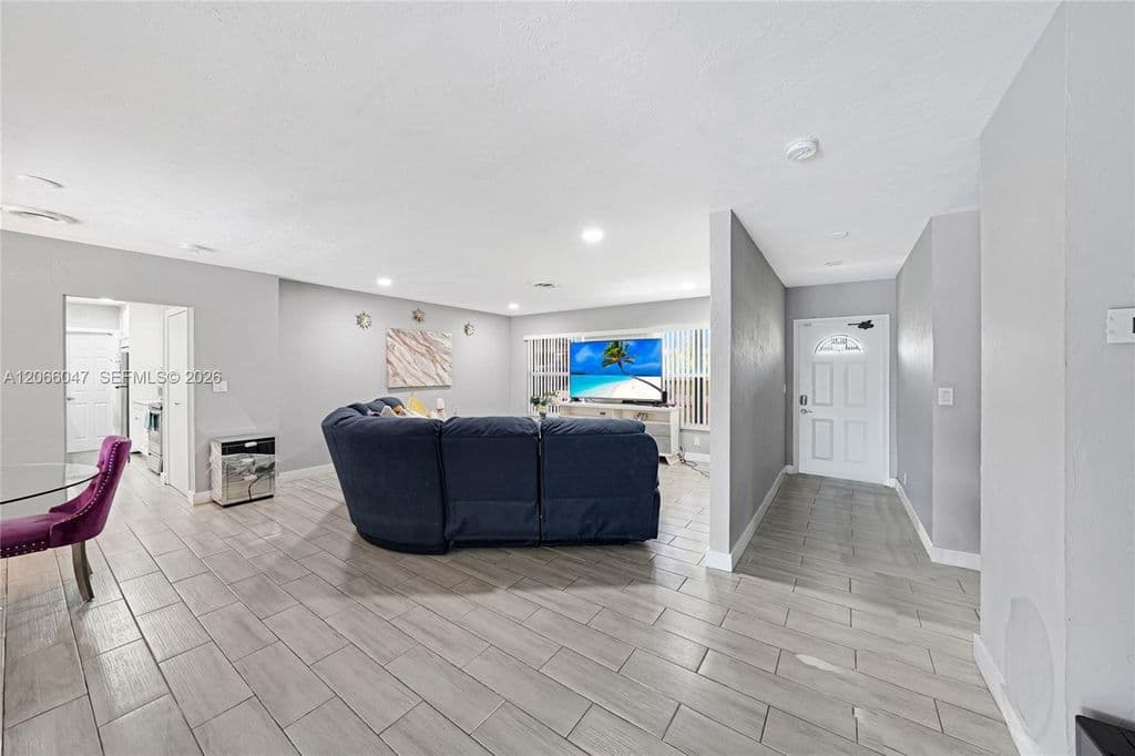 3+1 Müstakil ev — 912 NE 9th Ct