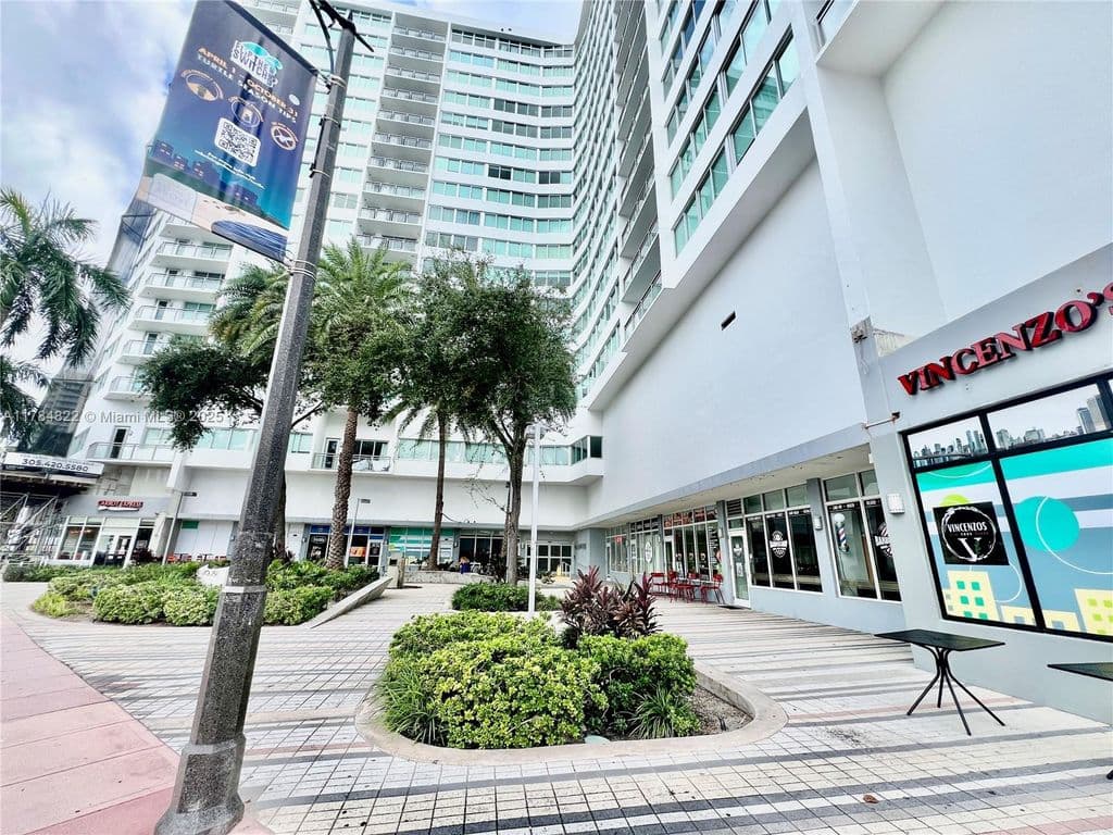 1+1 Condo — 7135 Collins Ave APT 621
