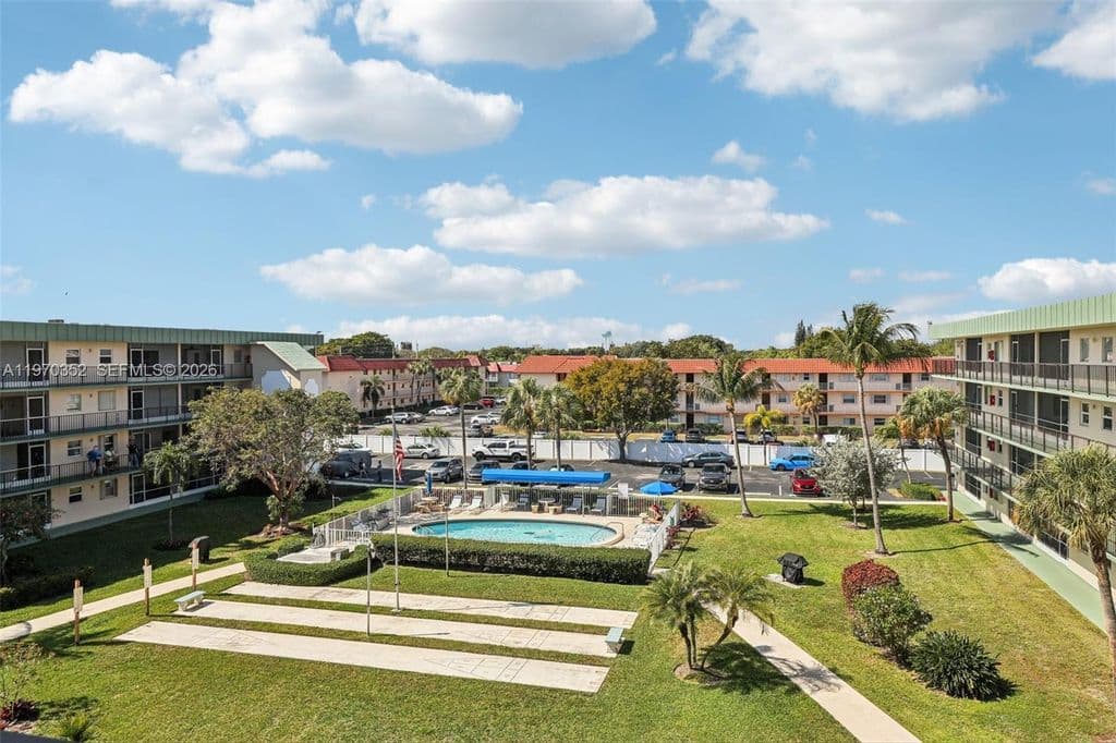 2+1 Condo — 804 SE 7th St APT 402