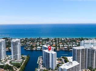 2+1 Condo — 20505 E Country Club Dr APT 2132, Aventura, 33180