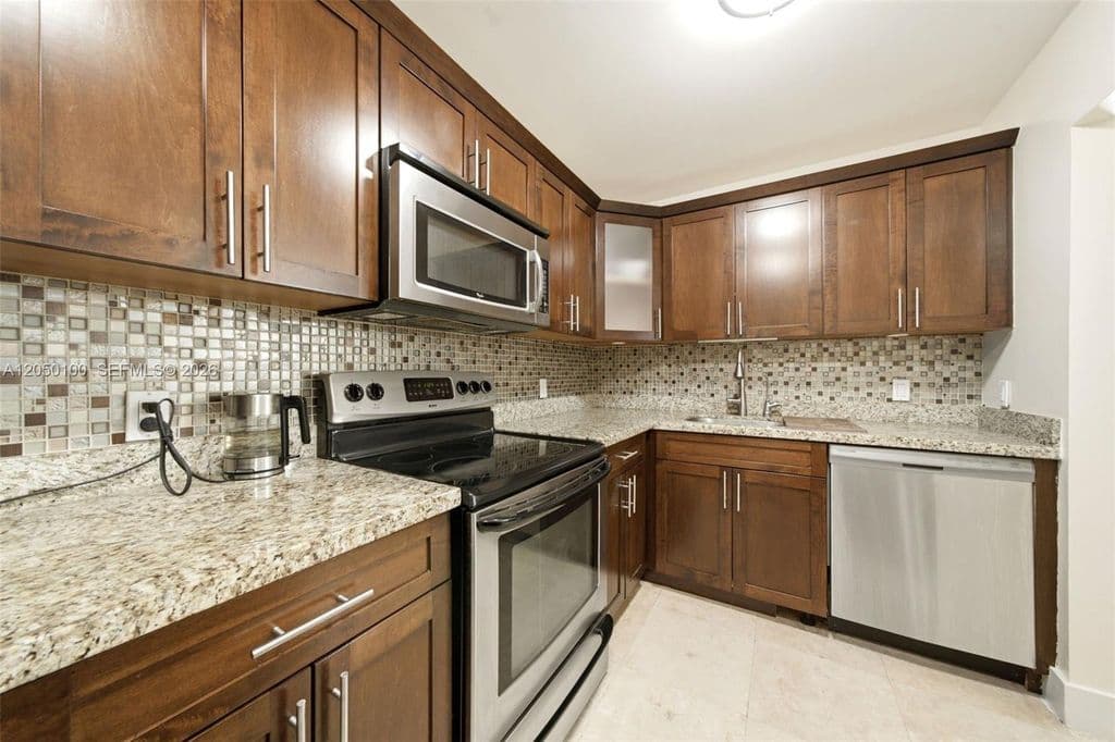 3+1 Condo — 3440 NE 192nd St #1P-A
