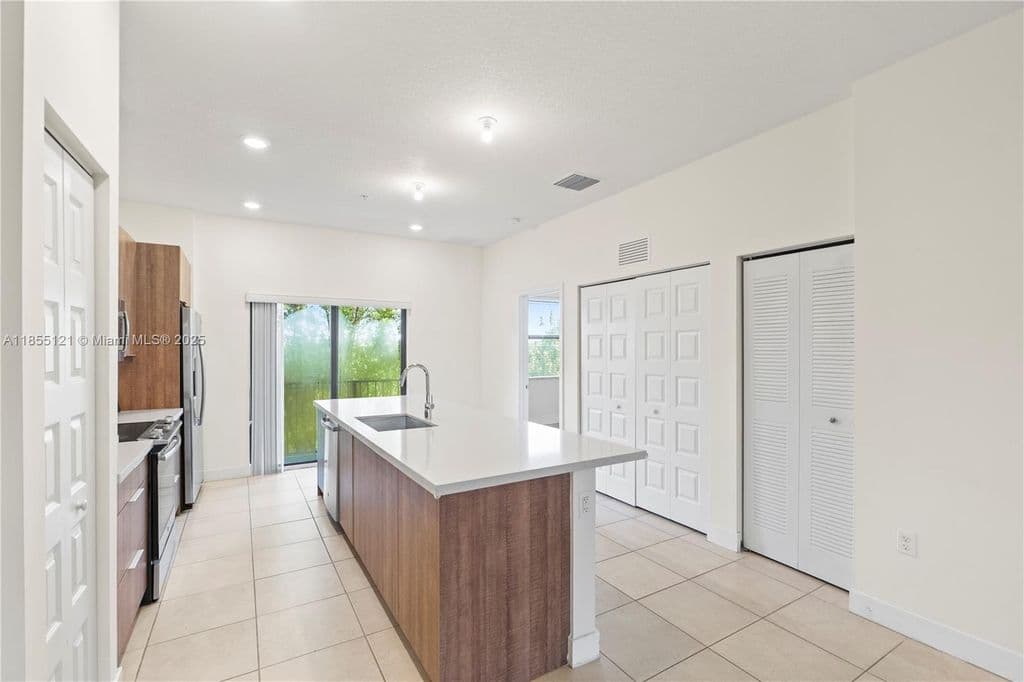 2-bedroom Condo — 7831 NW 104th Ave APT 22