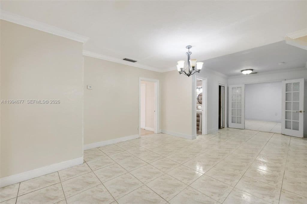 4+1 Müstakil ev — 674 W 23rd St