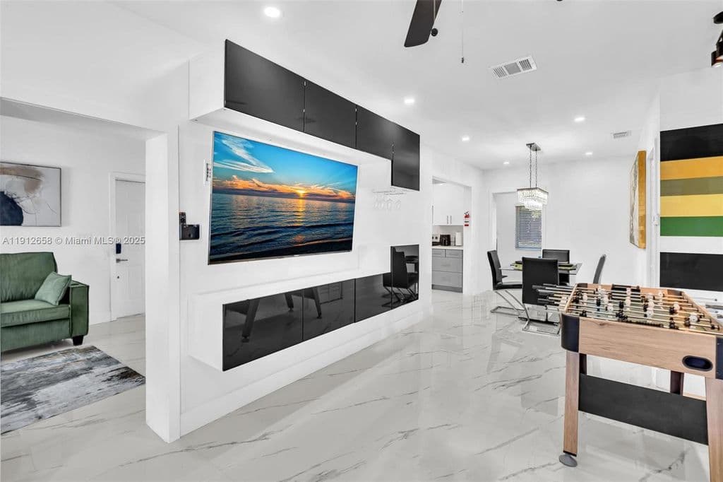 4+1 Müstakil ev — 797 NW 35th St