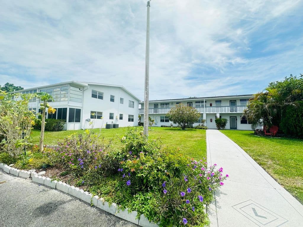 1-bedroom Condo — 269 Farnham L