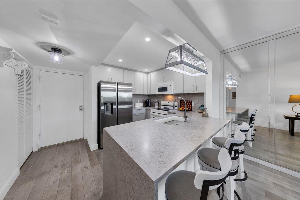 2+1 Condo — 900 River Reach Drive #518