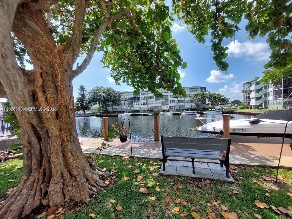 1+1 Condo — 2741 Taft St APT 212